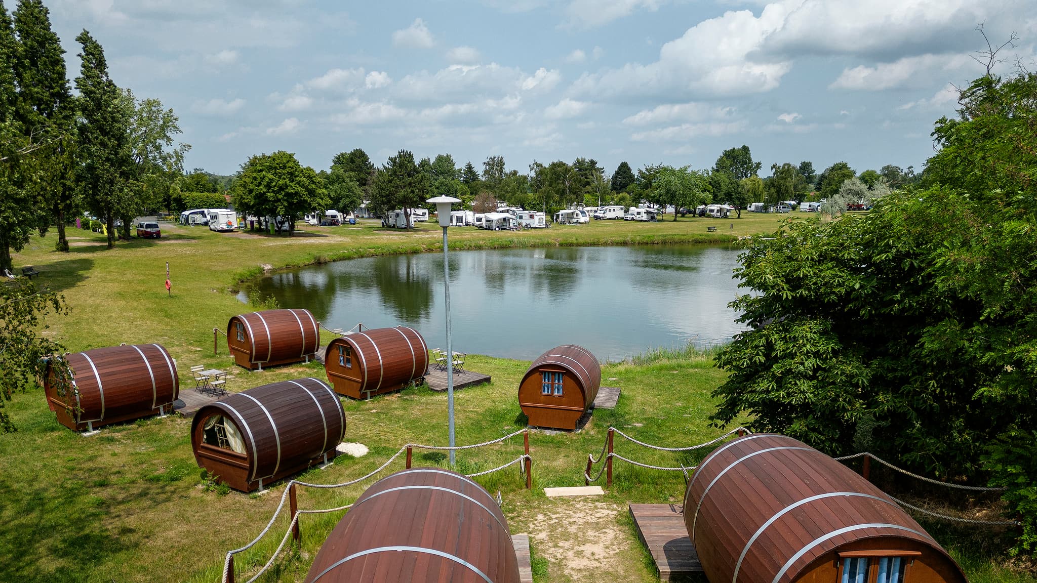 Weinfässer am See