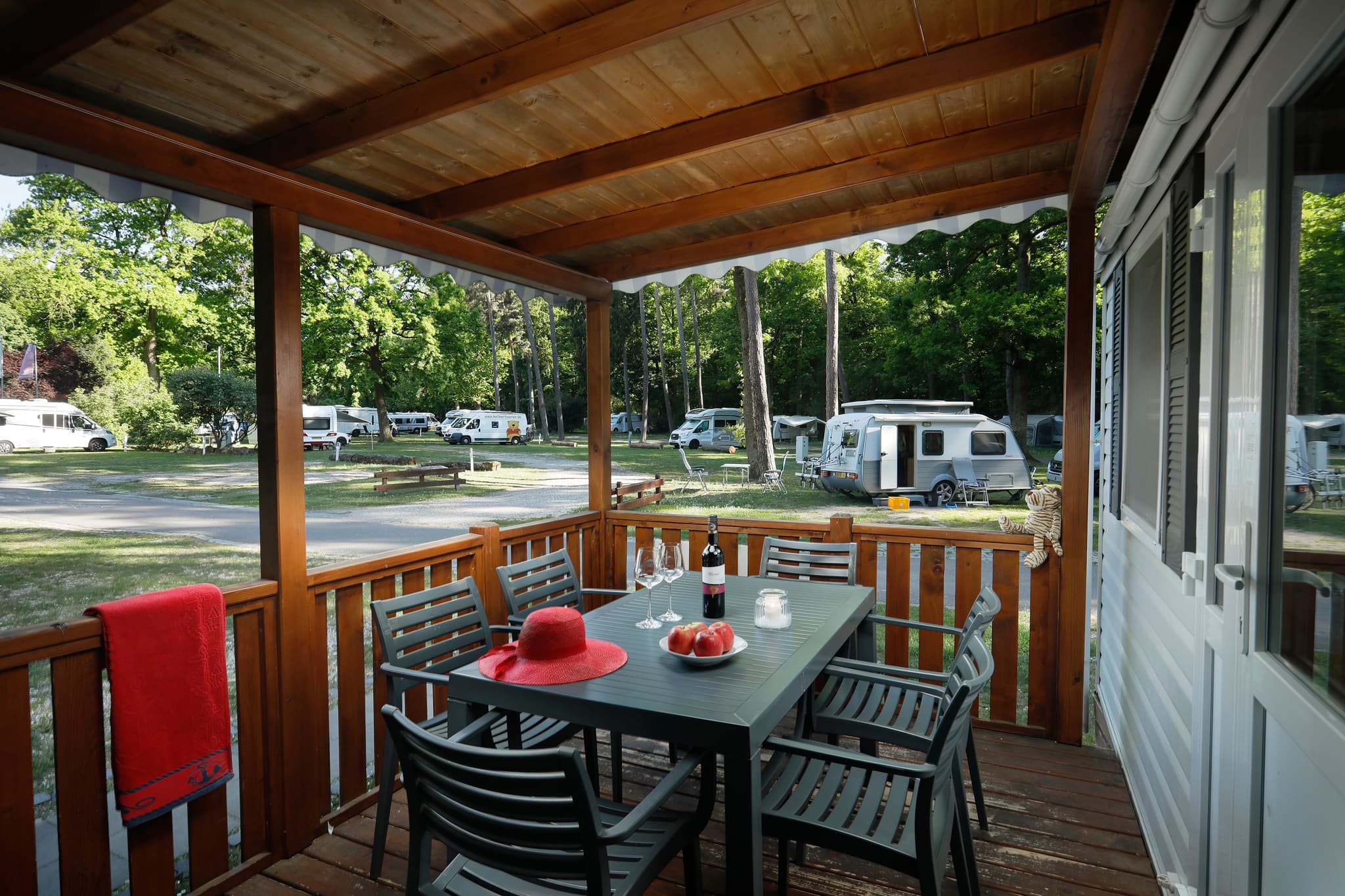 Terrasse Mobilheim mit Camping-Ambiente