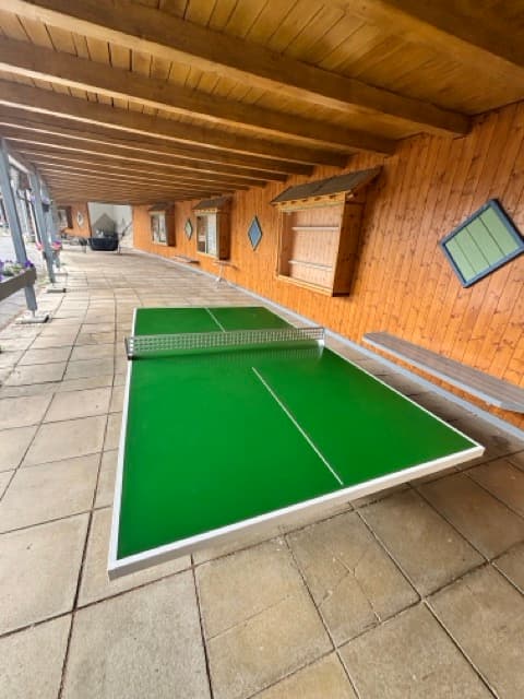 Tischtennis im Laubengang