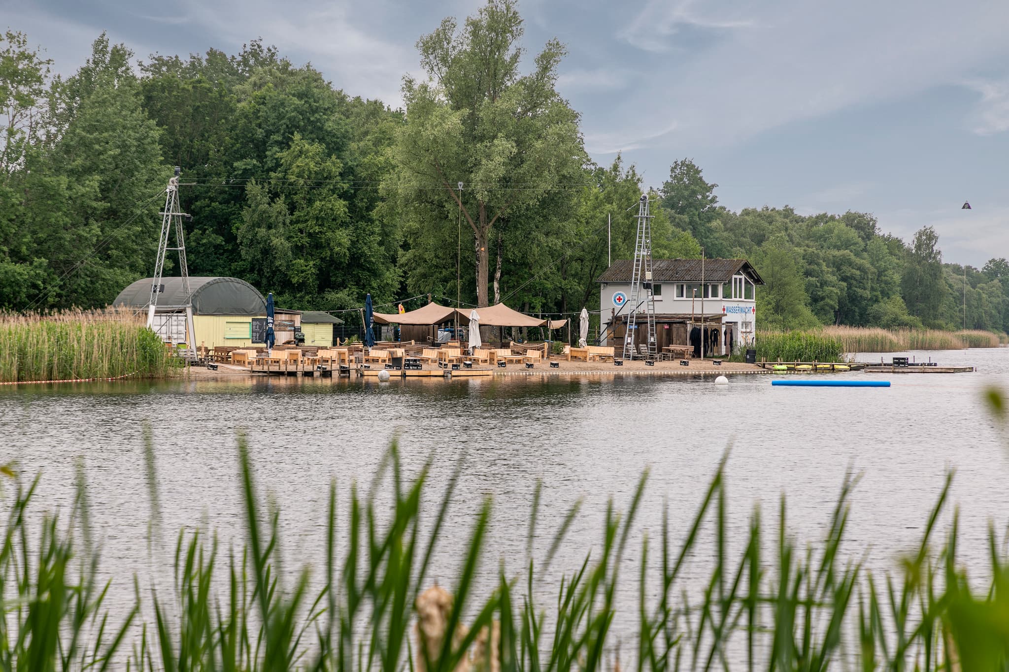 Wakegarden mit Beachbar im Sommer