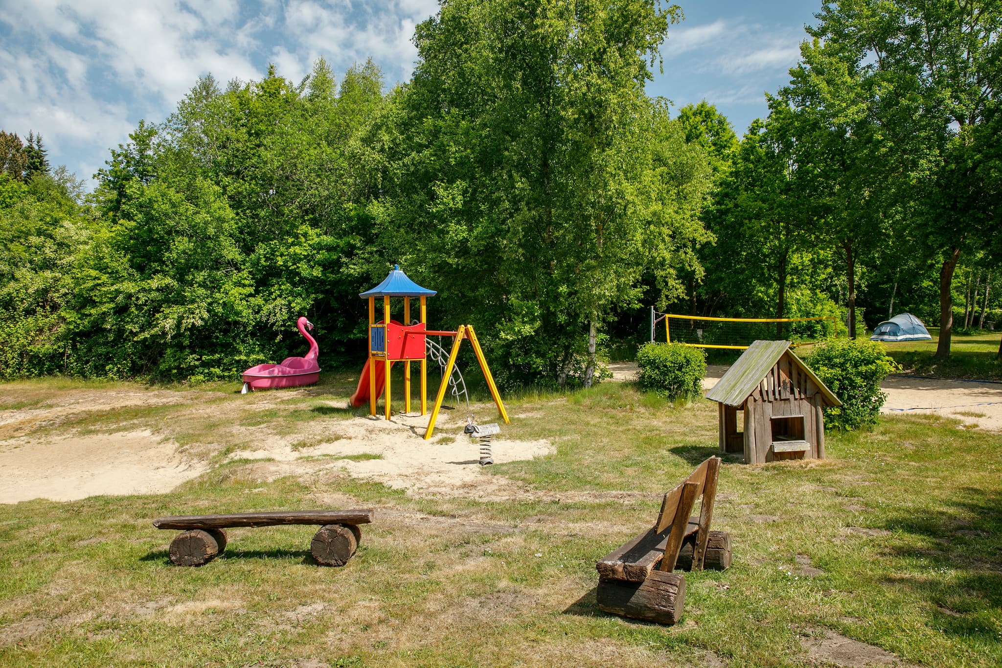 Spielplatz & Flamingo Tretboot